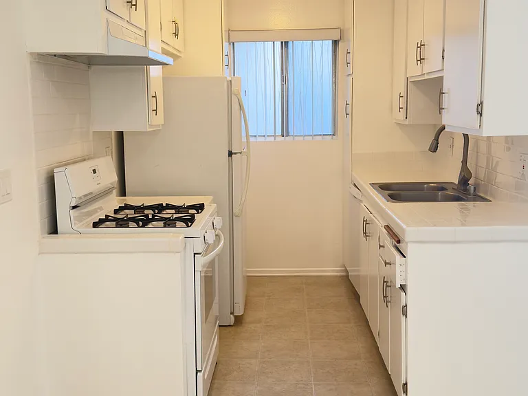 1415 Brockton Ave — Photo 19