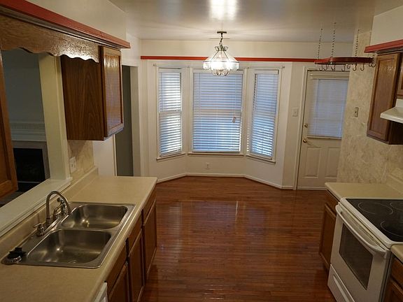Eat-in Kitchen w/ refinished floors
