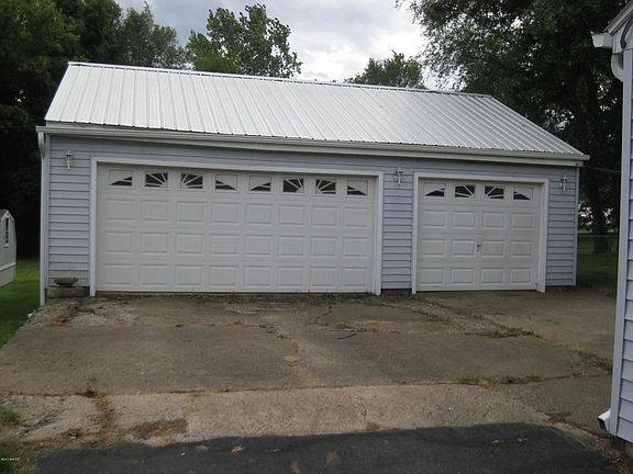 4th image of 114 Carleton Dr S