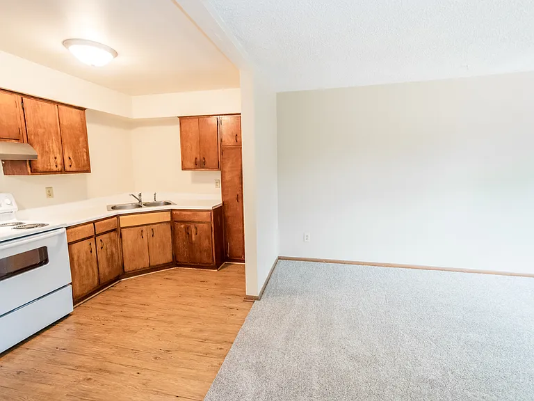 Sixth Street NE Apts — Photo 9
