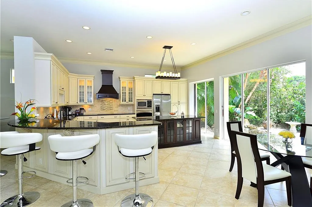 3 bed, 3.0 bath, 3142 sqft, $11,000 — Photo 2
