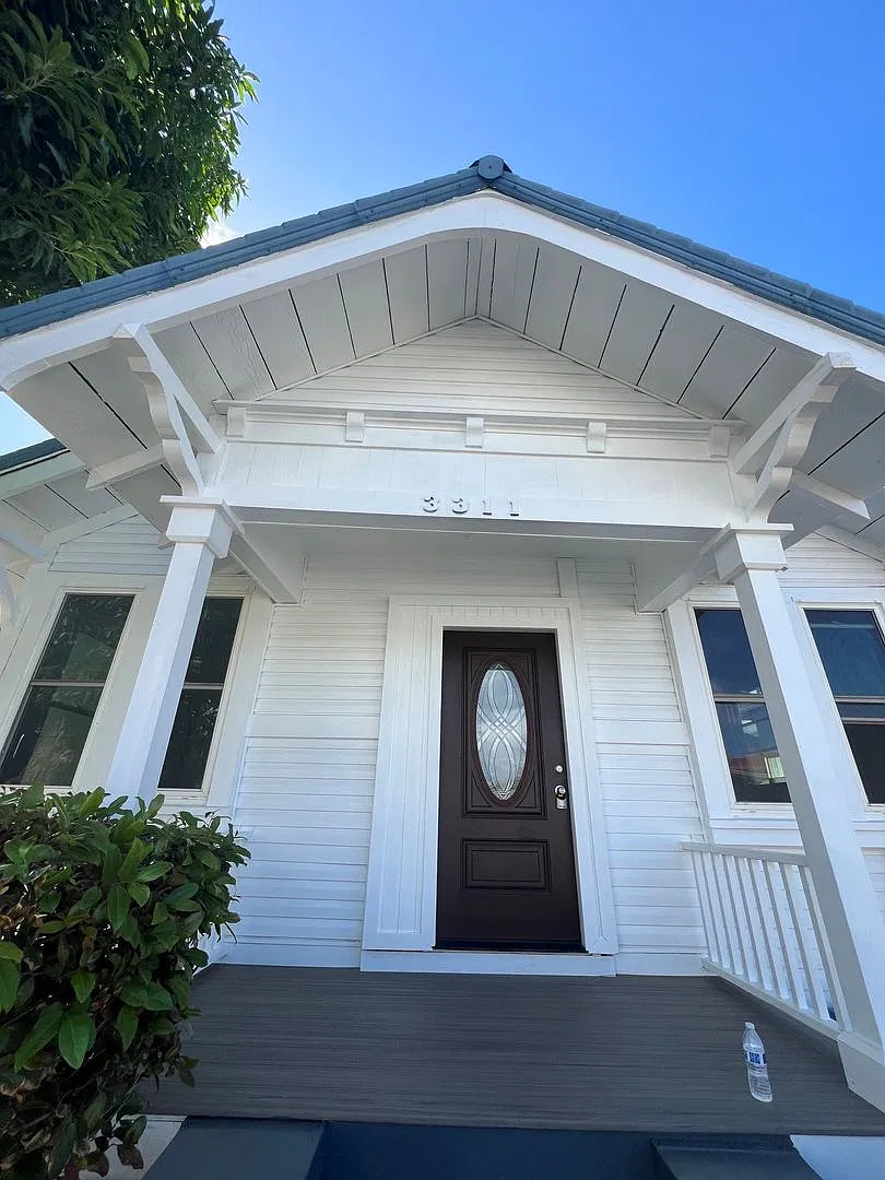 Cute 2-bed 1-Bath cottage with 1 covered Carport and driveway parking in Kaimuki — Photo 1