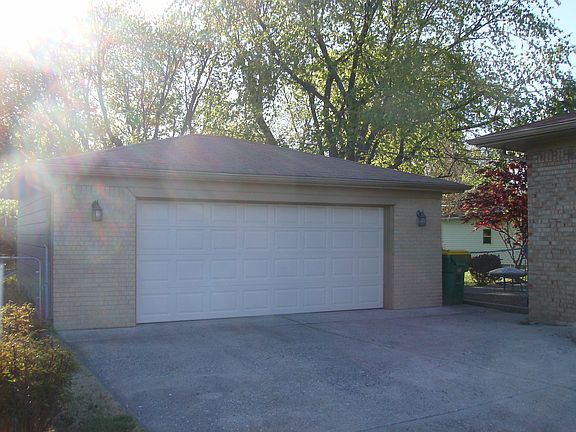 3rd image of 2570 N Lynhurst Dr