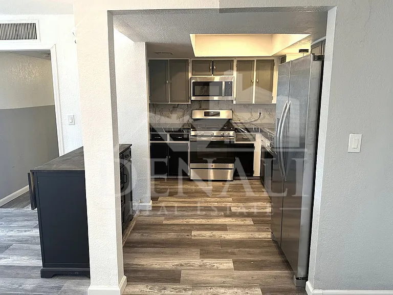 216 E Carol Ave — Photo 5