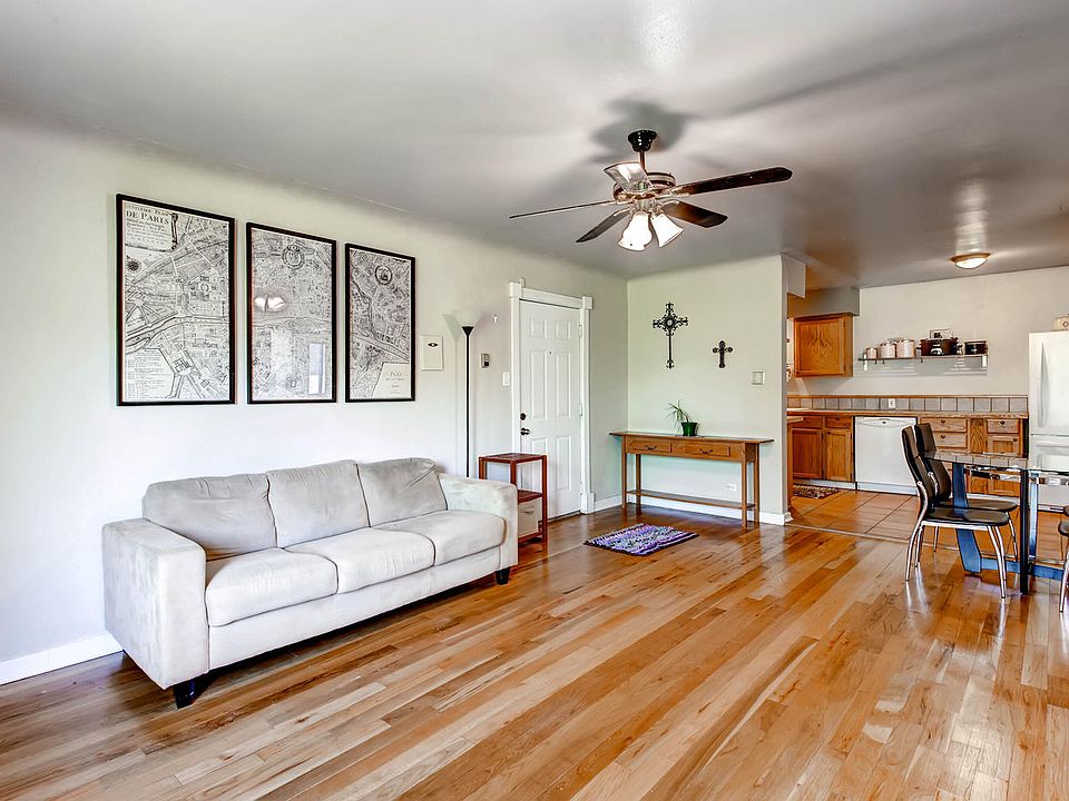 Inviting livingroom w/hdwood
