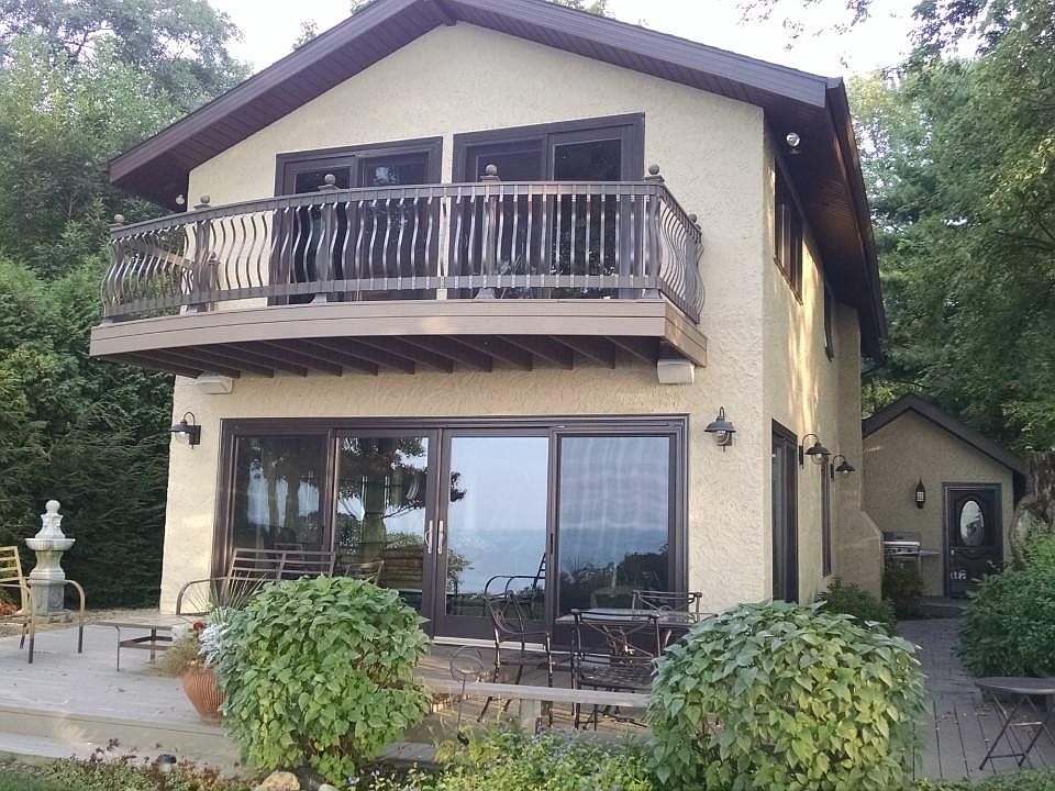 Beautiful lakefront facing water 