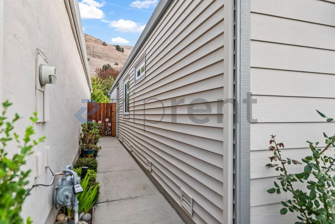 3 bed, 1350 sqft, $4,700 — Photo 3