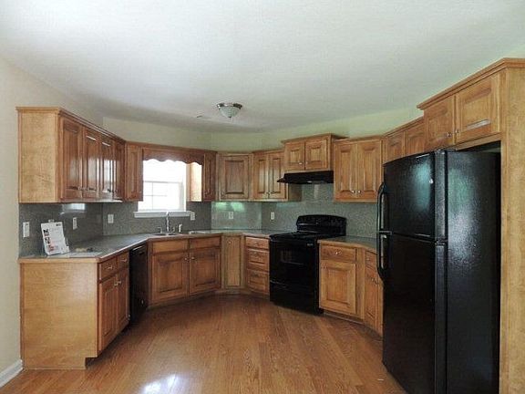 3rd image of 304 E River Bend Dr