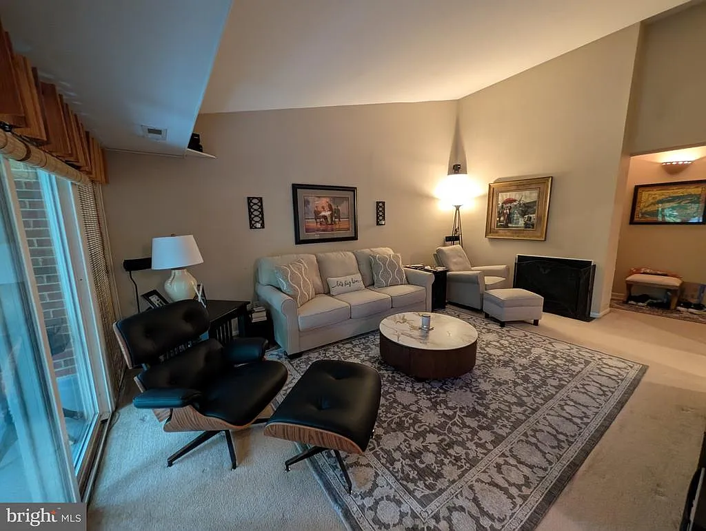 2 bed, 1.0 bath, 1073 sqft, $2,300 — Photo 2