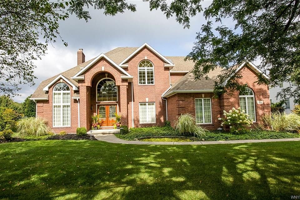 1st image of 10 Edgewater Dr