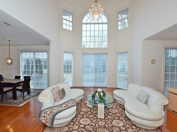5th image of 184 Montecito Cres