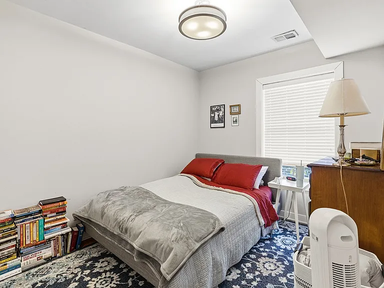 920 W Oakdale — Photo 36