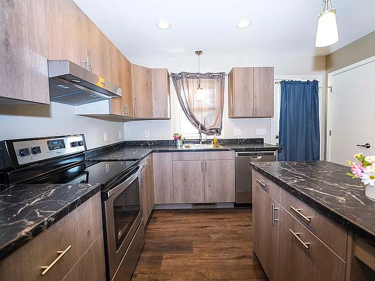 3006 Russell Ave N — Photo 3