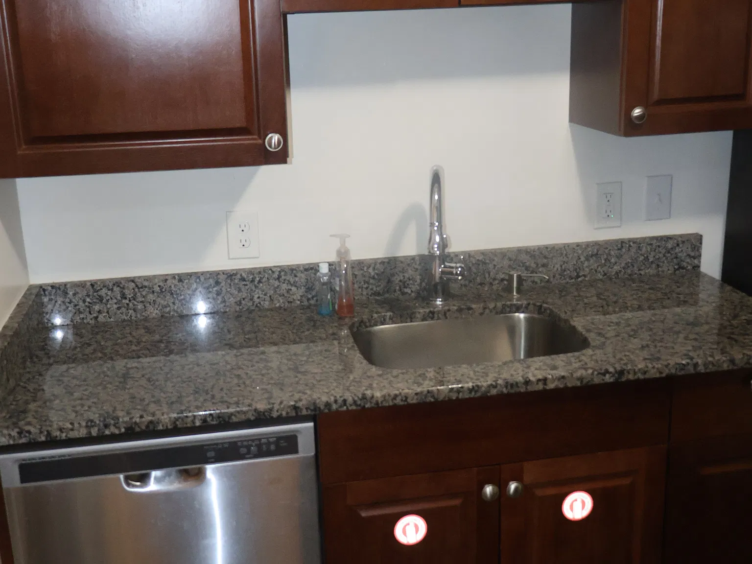 3 bed, 1.5 bath, 1100 sqft, $2,300 — Photo 3