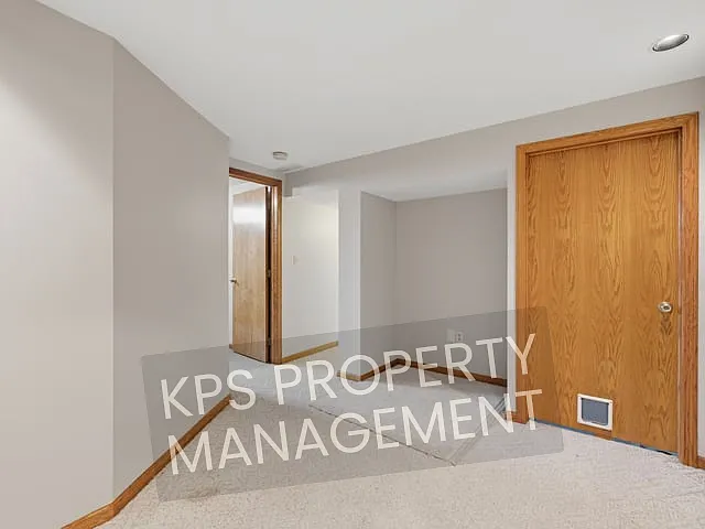 1915 Cypress Ln — Photo 12