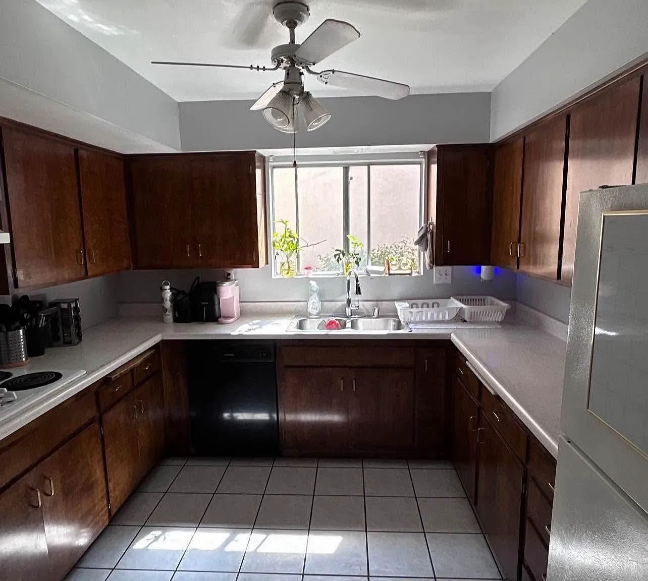 8 bed, 2304 sqft, $1,159 — Photo 4