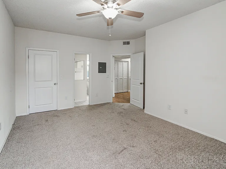 Waterford Point Apartments — Photo 21