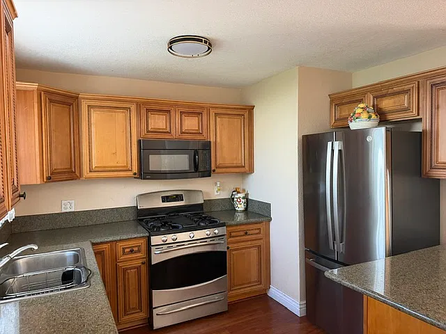 2 bed, 884 sqft, $2,350 — Photo 2