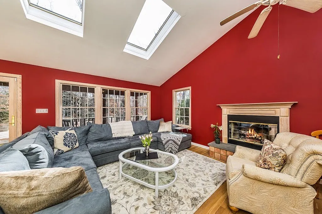 Lovely 4 Bedroom Home Close to Three Mile Harbor and Restaurants — Photo 3