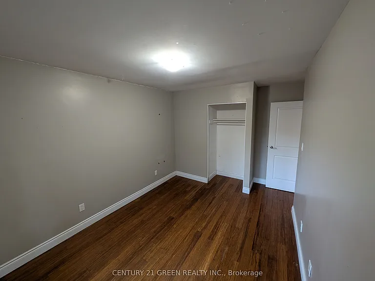 4 Wenlock Cres — Photo 16