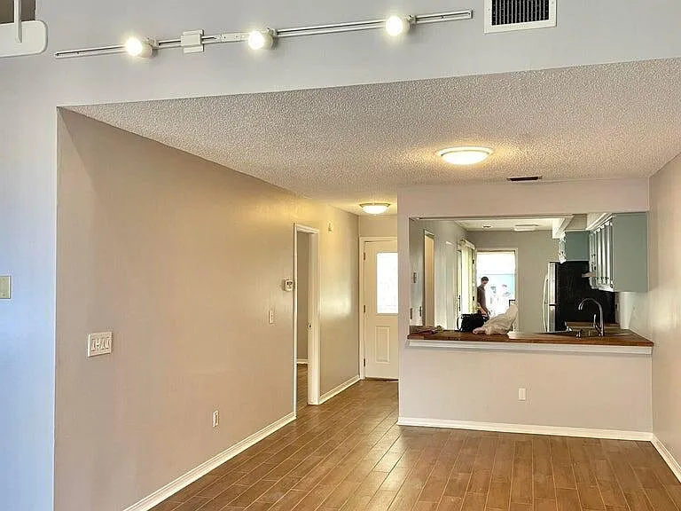 1185 Romaine Cir W — Photo 5