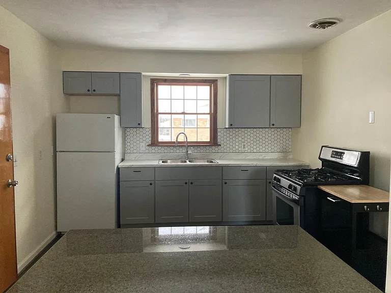 2583 William St — Photo 13