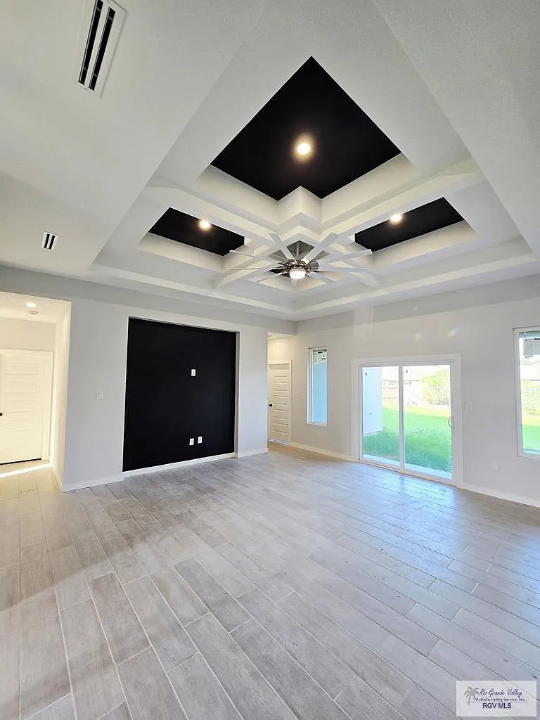 3 bed, 2.0 bath, 1611 sqft, $2,300 — Photo 4