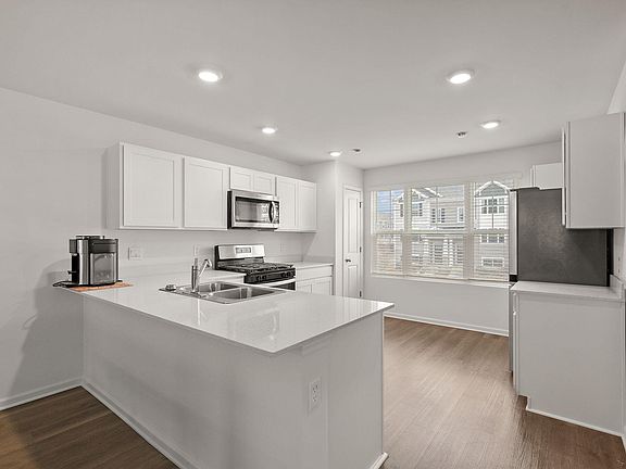 5th image of 8737 Clover Ln