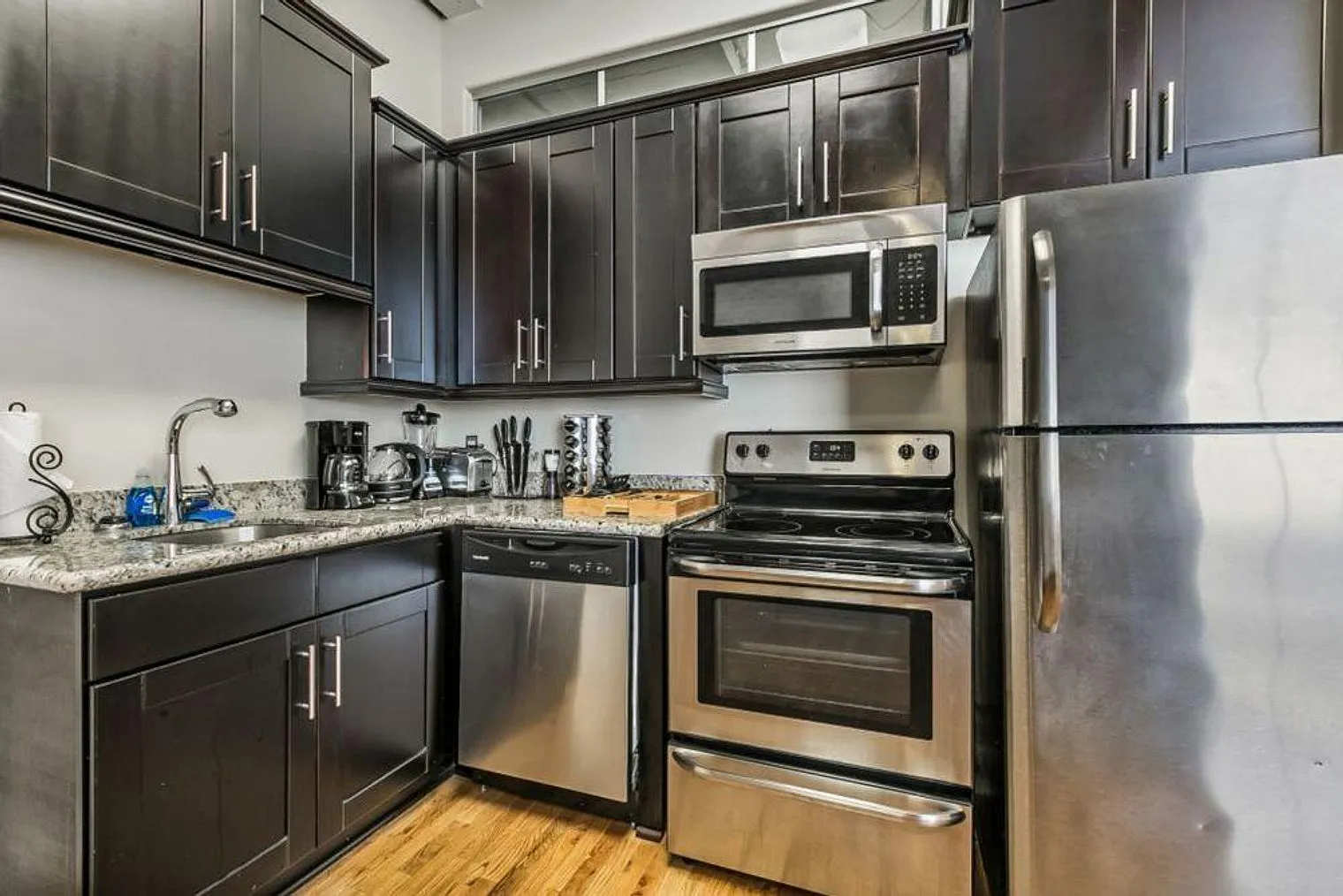 1 bed, 1.0 bath, 645 sqft, $4,232 — Photo 2