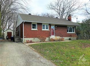 49 Crownhill St, Ottawa, ON K1J7K5