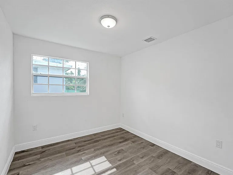 435 NW 82nd Ter — Photo 5