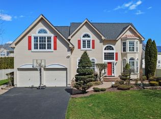 4 Bernadette Cir, Monmouth Junction, NJ 08852