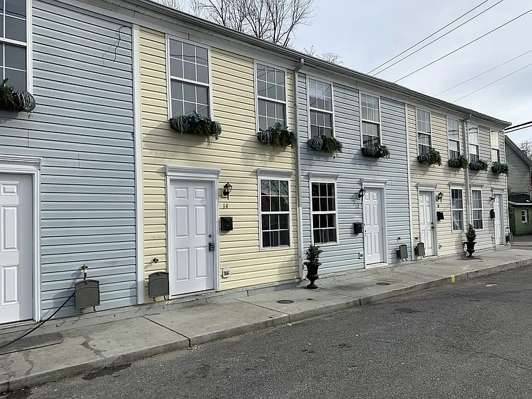 22 Johnson Pl — Photo 3