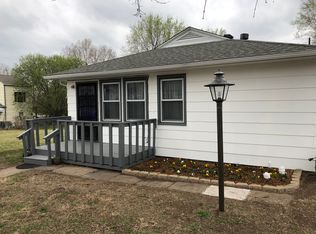 417 W 8th St, Chapman, KS 67431