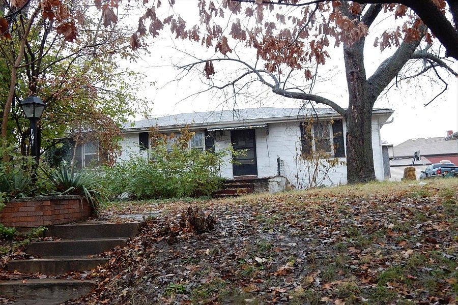 1st image of 121 E Marceau St