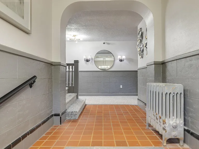 2516 N Hudson Ave #201 — Photo 1