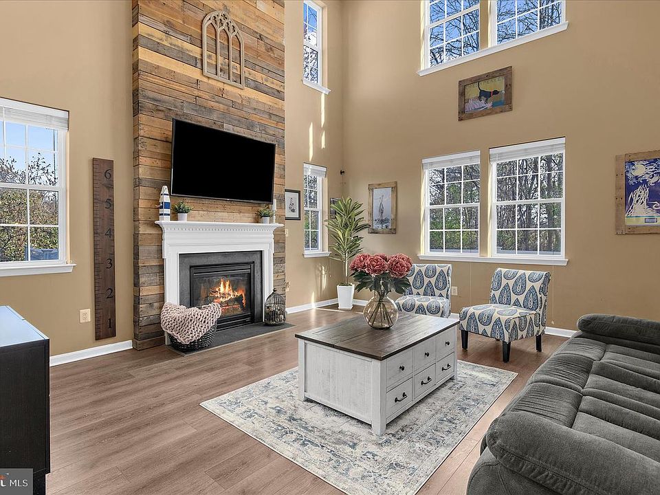 1st image of 427 Brookfield Dr