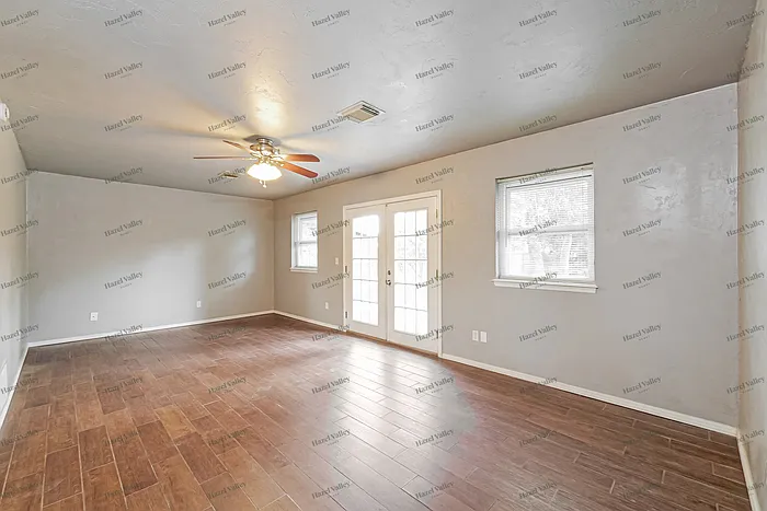 3 bed, 1.5 bath, 1070 sqft, $1,395 — Photo 3