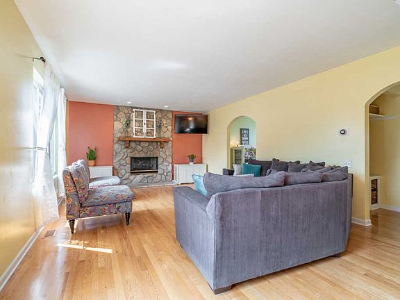 2nd image of 16 Sussex Ct