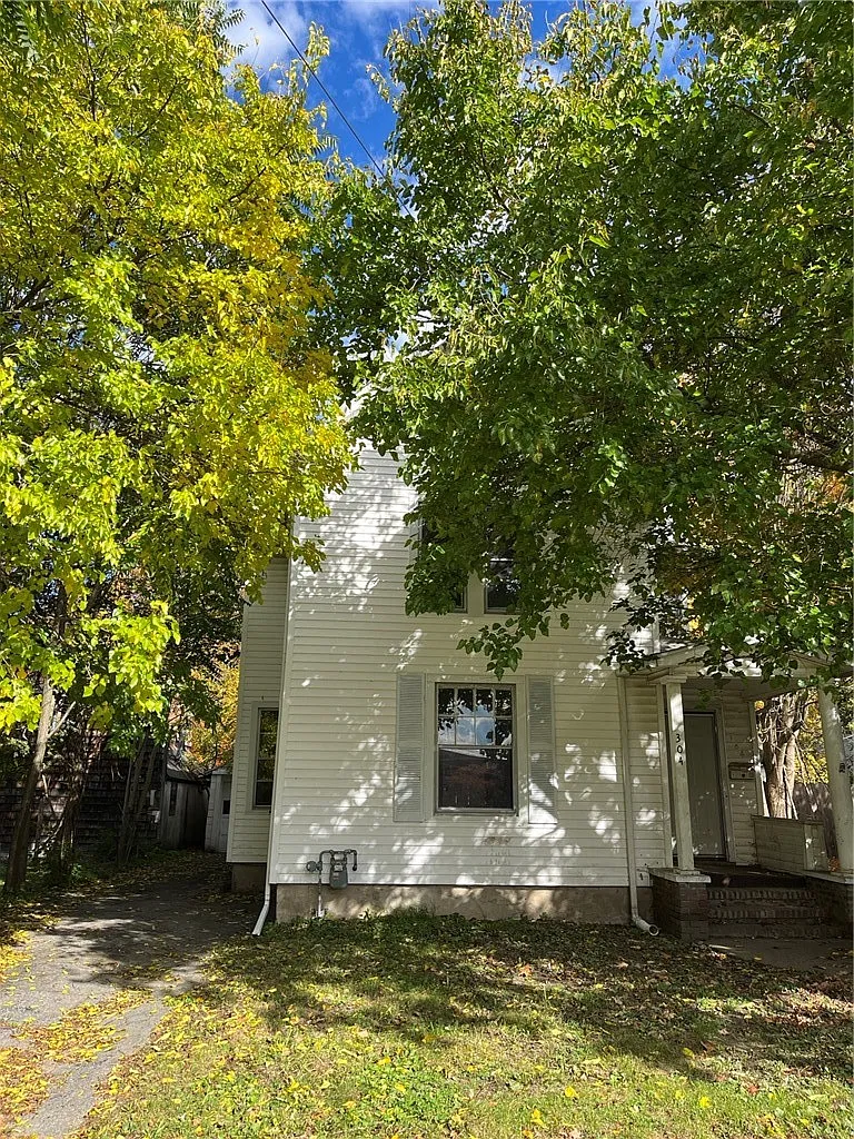 4 bed, 2.0 bath, 2156 sqft, $1,595 — Photo 1
