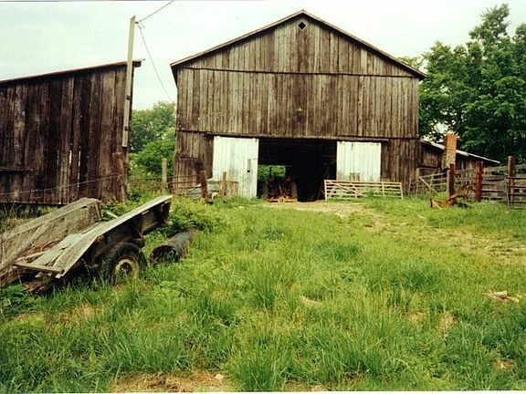 Large tobacco barn 