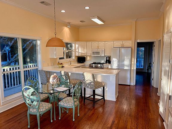Kitchen and breakfast area