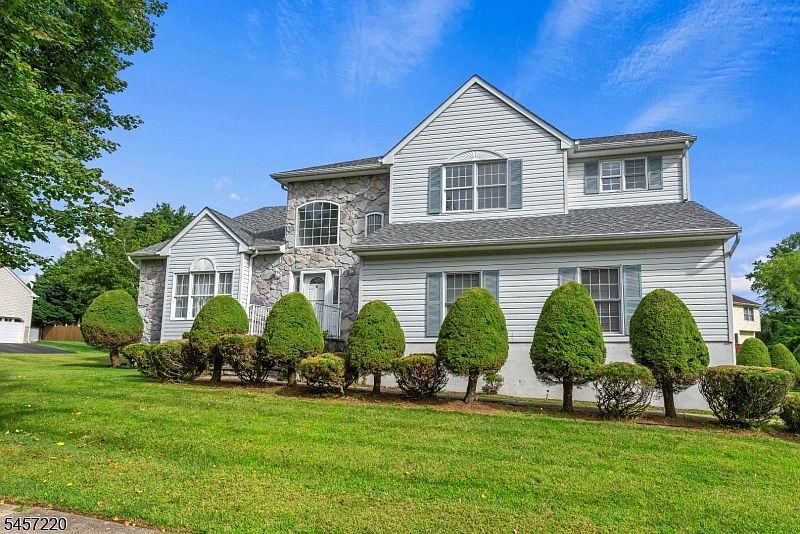 1st image of 4 Hawthorn Dr