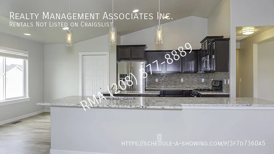 Beautiful 4 Bed 3 bath Home in South Boise! — Photo 4