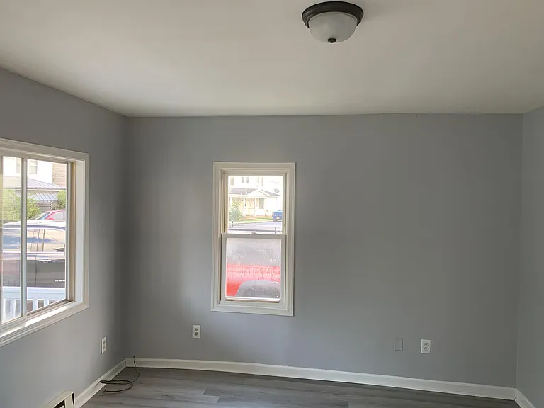 323 Porter Ave — Photo 2