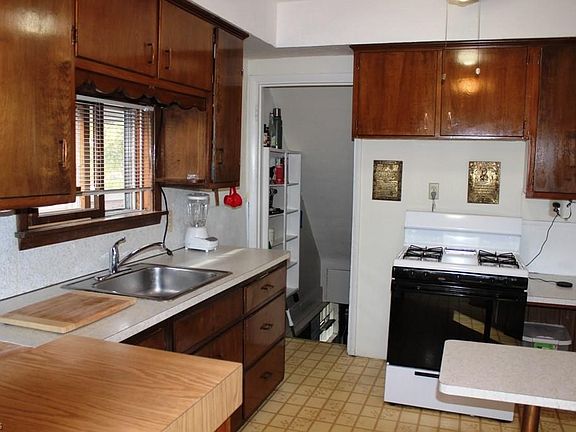 4th image of 14425 Delaware Ave