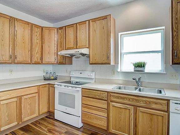 4th image of 8029 Lazelle Woods Dr