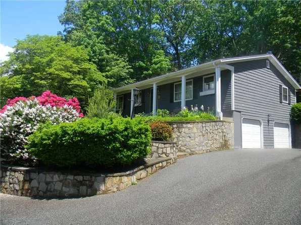 90 Quaker Dr, West Warwick, RI 02893