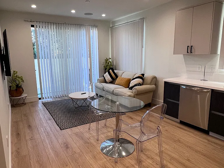 4663 1/4 Pickford St #1/4 — Photo 10