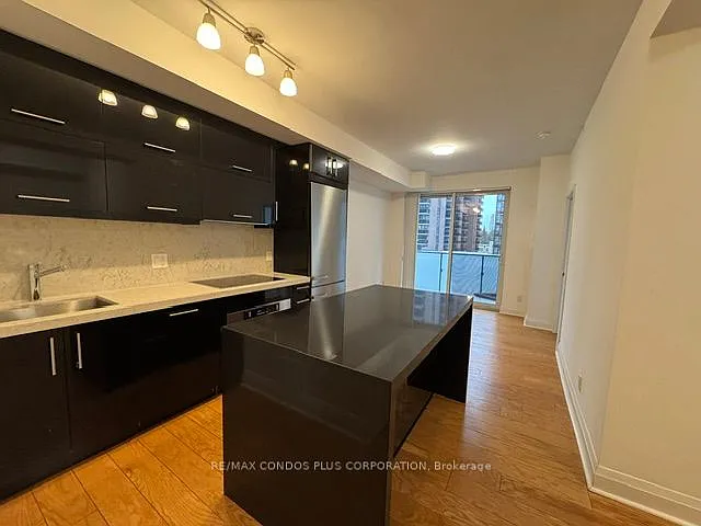 1080 Bay St #409 — Photo 4